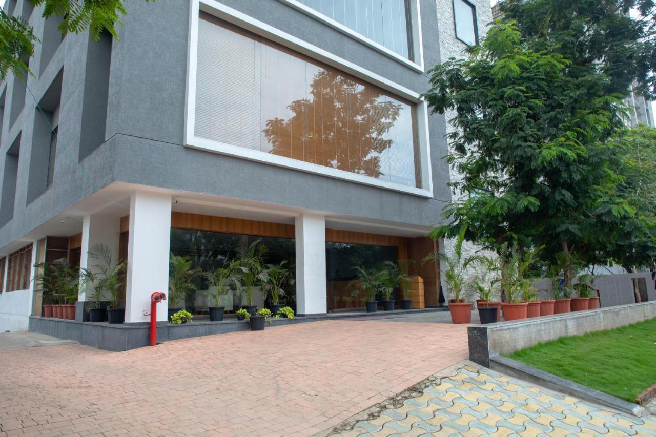 Pinnacle Grand Hotel Ahmadabad Zewnętrze zdjęcie