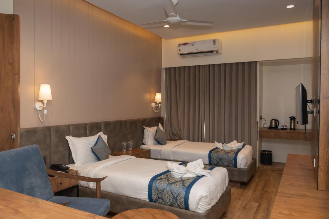 Pinnacle Grand Hotel Ahmadabad Zewnętrze zdjęcie
