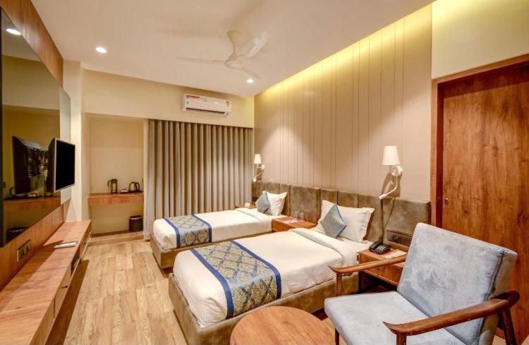 Pinnacle Grand Hotel Ahmadabad Zewnętrze zdjęcie