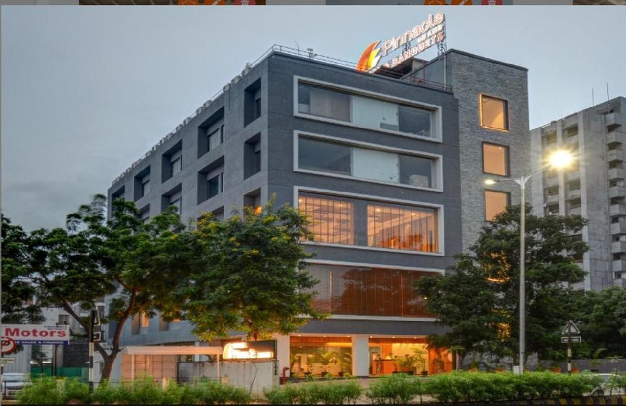 Pinnacle Grand Hotel Ahmadabad Zewnętrze zdjęcie