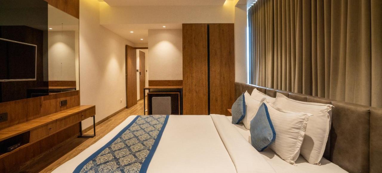 Pinnacle Grand Hotel Ahmadabad Zewnętrze zdjęcie