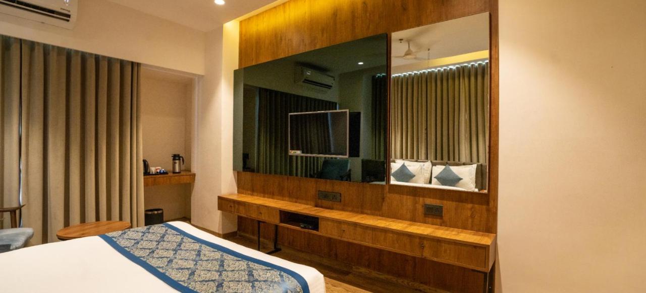 Pinnacle Grand Hotel Ahmadabad Zewnętrze zdjęcie