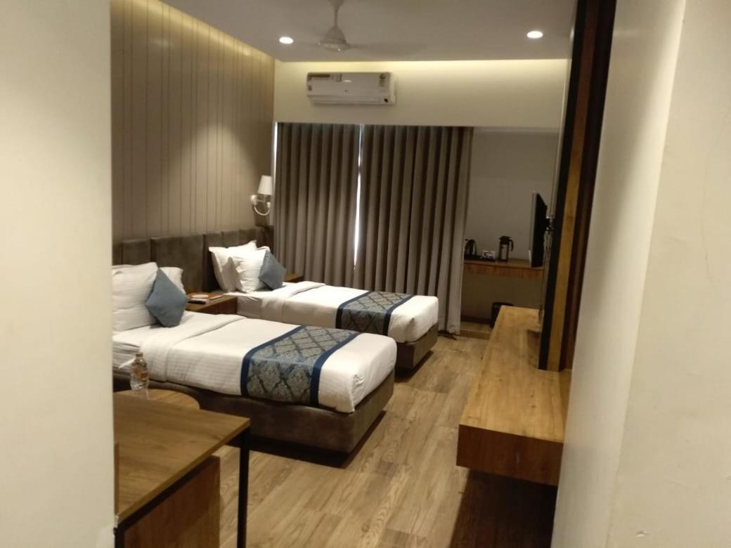 Pinnacle Grand Hotel Ahmadabad Zewnętrze zdjęcie
