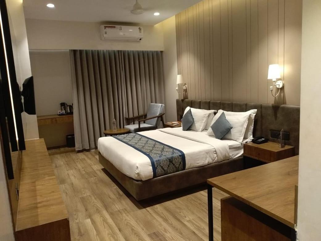 Pinnacle Grand Hotel Ahmadabad Zewnętrze zdjęcie